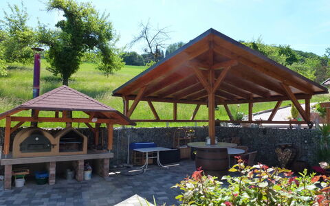 Pension Himmelsbach: Pflanze, Himmel, Botanik, Blumentopf, Baum, Schatten, Wolke, Gartenmöbel, Tabelle, Blume