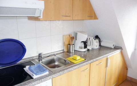 Schiltach 100: Eigentum, Zimmer, Countertop, Küche, Spüle, Sinken, Cabinetry, Gelb, Möbel, Haus