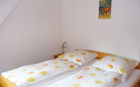 Schiltach 100: Bett, Schlafzimmer, Zimmer, Möbel, Bettdecke, Bettrahmen, Eigentum, Matratze, Bedding, Wand