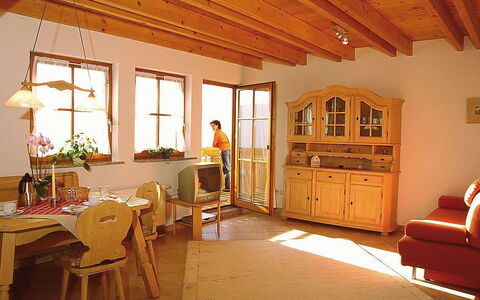 Schiltach 100: Zimmer, Gebäude, Eigentum, Möbel, Decke, Interior Design, Wohnzimmer, Strahl, Haus, Fussboden