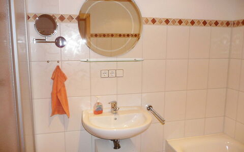 Schiltach 100: Badezimmer, Eigentum, Fliese, Zimmer, Armatur, Wand, Toilette, Bad Zubehör, Bad Sink, Interior Design