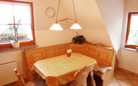 Schiltach 100: Zimmer, Möbel, Eigentum, Tabelle, Esszimmer, Fussboden, Interior Design, Gebäude, Haus, Grundeigentum