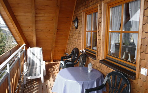 Schiltach 100: Zimmer, Eigentum, Gebäude, Blockhaus, Veranda, Holz, Haus, Grundeigentum, Möbel, Zuhause