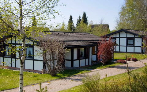 Tennenbronn 100: Pflanze, Gebäude, Himmel, Fenster, Baum, Natürliche Landschaft, Haus, Grundstueck, Hütte, Gras