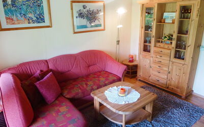 Tennenbronn 100: Tabelle, Bilderrahmen, Möbel, Eigentum, Cabinetry, Blau, Azurblau, Lila, Couch, Textil