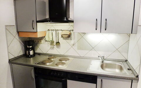 Haus Sacherer: Eigentum, Zimmer, Sinken, Küche, Cabinetry, Countertop, Möbel, Herd, Major Appliance, Interior Design