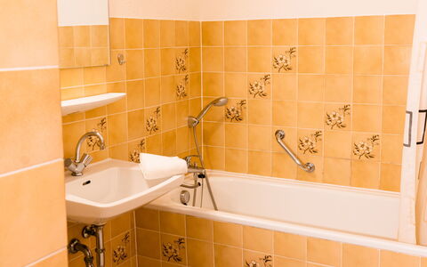 Dittishausen 2: Braun, Zapfhahn, Armatur, Eigentum, Sinken, Bad Sink, Badezimmer, Beleuchtung, Rechteck, Interior Design