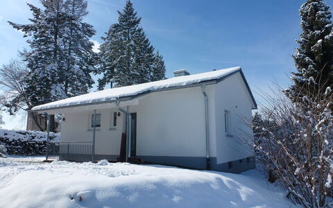 Sophia: Himmel, Schnee, Gebäude, Pflanze, Wolke, Fenster, Tür, Baum, Haus, Steigung