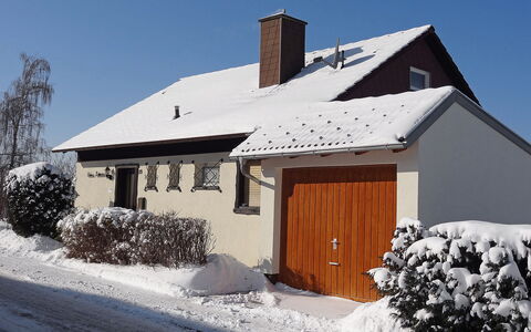 Romeo: Pflanze, Himmel, Schnee, Gebäude, Fenster, Eigentum, Haus, Tür, Baum, Steigung