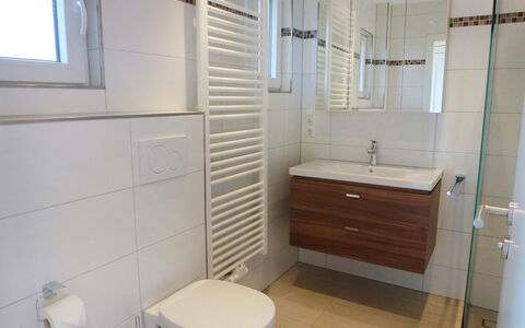 Mily: Badezimmer, Eigentum, Zimmer, Fliese, Armatur, Die Architektur, Fussboden, Bad Zubehör, Toilette, Haus