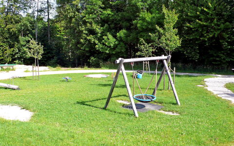 Siegsdorf 100: Pflanze, Baum, Gartenmöbel, Stuhl, Schatten, Gras, Freizeit, Erholung, Wiese, Spielmittel