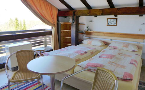 Siegsdorf 100: Zimmer, Eigentum, Möbel, Schlafzimmer, Interior Design, Gebäude, Haus, Bett, Hütte, Kabine