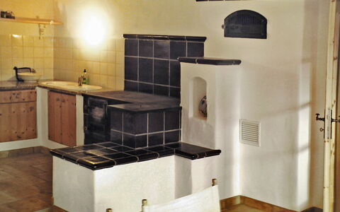 Waldhaus: Zimmer, Herd, Eigentum, Möbel, Countertop, Steinofen, Fussboden, Interior Design, Feuerstelle, Küche