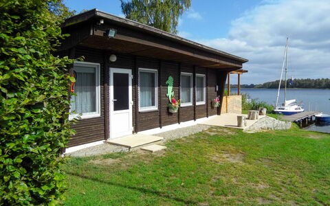 Güstrower Chaussee: Himmel, Wasser, Eigentum, Gebäude, Fenster, Wolke, Pflanze, Watercraft, Boot, Baum