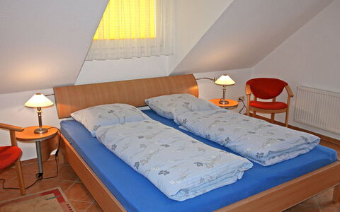Lemke: Schlafzimmer, Bett, Möbel, Zimmer, Bettdecke, Matratze, Eigentum, Bettrahmen, Fussboden, Bedding