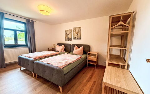 Dargun 100: Schlafzimmer, Bett, Holz, Fussboden, Möbel, Bedding, Bettdecke, Flooring, Bettrahmen, Interior Design