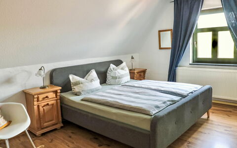 Dargun 100: Bett, Schlafzimmer, Bedding, Bettdecke, Interior Design, Möbel, Bettrahmen, Flooring, Fussboden, Zimmer