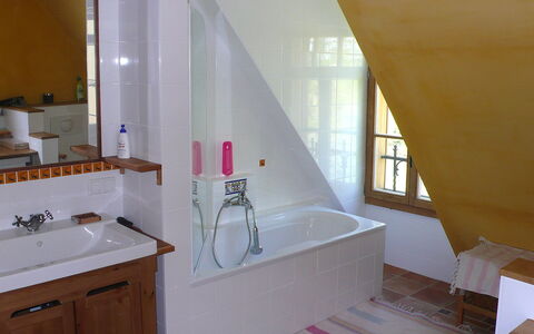 Rosencottage: Badezimmer, Zimmer, Eigentum, Fussboden, Sinken, Interior Design, Bad Sink, Armatur, Zapfhahn, Wand