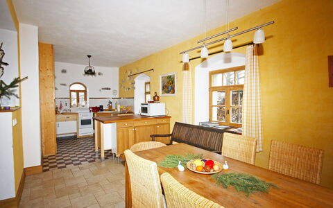 Rosencottage: Eigentum, Zimmer, Gebäude, Interior Design, Möbel, Haus, Gelb, Fussboden, Küche, Grundeigentum