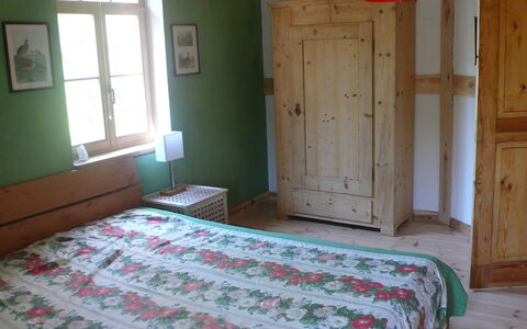 Rosencottage: Schlafzimmer, Zimmer, Bett, Eigentum, Möbel, Bettdecke, Bettrahmen, Fussboden, Matratze, Haus