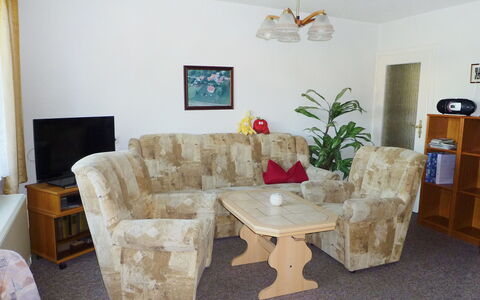 Zerna: Zimmer, Möbel, Eigentum, Wohnzimmer, Interior Design, Tabelle, Fussboden, Stuhl, Esszimmer, Gebäude