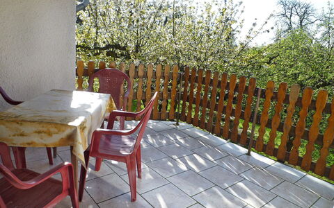 Zerna: Eigentum, Zimmer, Grundeigentum, Stuhl, Gebäude, Möbel, Haus, Landscaping, Hinterhof, Terrasse