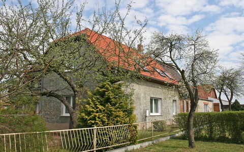 Zerna: Wolke, Himmel, Pflanze, Gebäude, Eigentum, Fenster, Haus, Grundstueck, Die Architektur, Baum