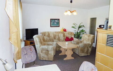 Zerna: Zimmer, Eigentum, Möbel, Interior Design, Wohnzimmer, Gelb, Haus, Gebäude, Zuhause, Fussboden