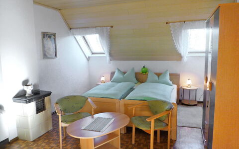 Zerna: Zimmer, Möbel, Eigentum, Gebäude, Bett, Schlafzimmer, Interior Design, Haus, Tabelle, Dachgeschoss