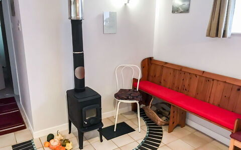 The Pump: Eigentum, Gebäude, Möbel, Holz, Komfort, Bilderrahmen, Interior Design, Beleuchtung, Tabelle, Flooring