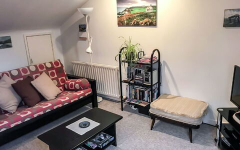 The Pump: Bilderrahmen, Eigentum, Möbel, Komfort, Couch, Tabelle, Pflanze, Fussboden, Haus, Interior Design