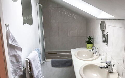 The Pump: Spiegel, Zapfhahn, Armatur, Sinken, Eigentum, Bad Sink, Gebäude, Badezimmer, Beleuchtung, Interior Design