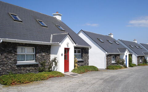 Portmagee Knightstown 100: Pflanze, Gebäude, Himmel, Fenster, Wolke, Haus, Steigung, Grundstueck, Tür