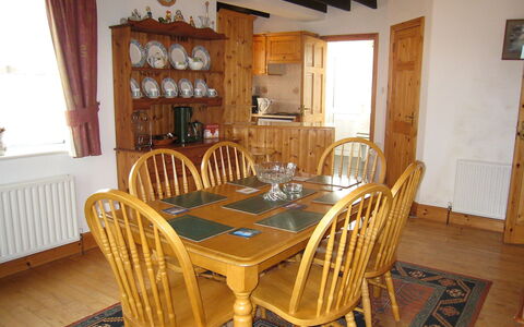 Glenvale Cottage: Zimmer, Eigentum, Esszimmer, Möbel, Küche & Esszimmer Tisch, Gebäude, Tabelle, Interior Design, Grundeigentum, Haus