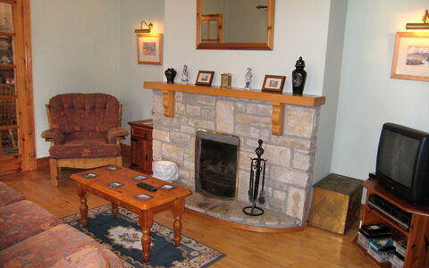 Glenvale Cottage: Feuerstelle, Zimmer, Wohnzimmer, Kamin, Möbel, Eigentum, Holzofen, Interior Design, Fussboden, Gebäude