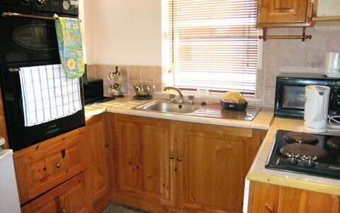 Glenvale Cottage: Countertop, Cabinetry, Zimmer, Küche, Möbel, Eigentum, Herd, Major Appliance, Interior Design, Sinken