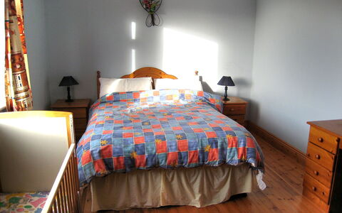 Glenvale Cottage: Schlafzimmer, Bett, Möbel, Zimmer, Bettdecke, Bedding, Bettrahmen, Eigentum, Fussboden, Interior Design