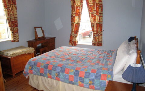 Glenvale Cottage: Schlafzimmer, Zimmer, Bett, Möbel, Bettdecke, Eigentum, Fussboden, Bettrahmen, Interior Design, Bedding