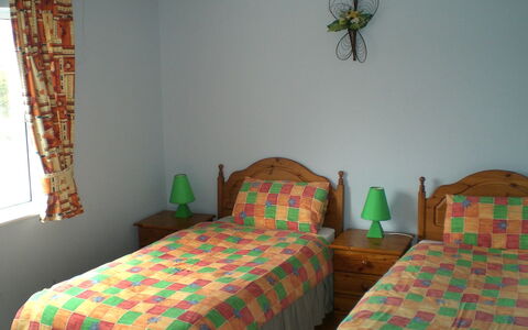 Glenvale Cottage: Schlafzimmer, Zimmer, Bett, Möbel, Eigentum, Bettdecke, Grün, Wand, Interior Design, Bedding