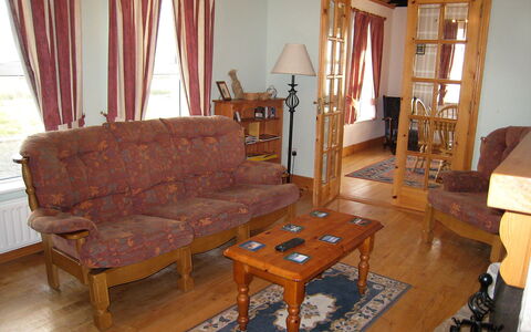 Glenvale Cottage: Möbel, Zimmer, Wohnzimmer, Eigentum, Hartholz, Fussboden, Interior Design, Tabelle, Haus, Stuhl