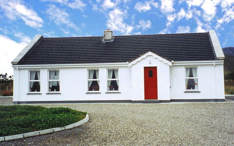 Glenvale Cottage: Wolke, Himmel, Pflanze, Eigentum, Gebäude, Fenster, Tür, Haus, Grundstueck, Asphalt