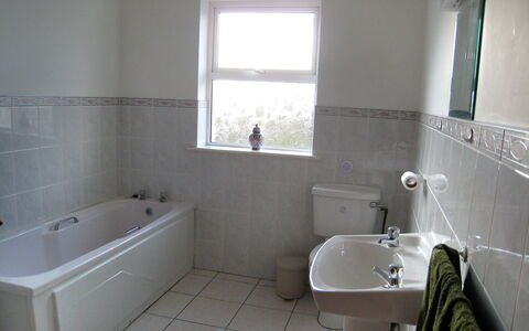 Glenvale Cottage: Badezimmer, Eigentum, Zimmer, Badewanne, Fliese, Fussboden, Wand, Armatur, Interior Design, Grundeigentum