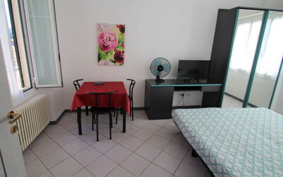 Holiday 100.1: Möbel, Fenster, Gebäude, Komfort, Textil, Tabelle, Interior Design, Fussboden, Flooring, Wohnzimmer