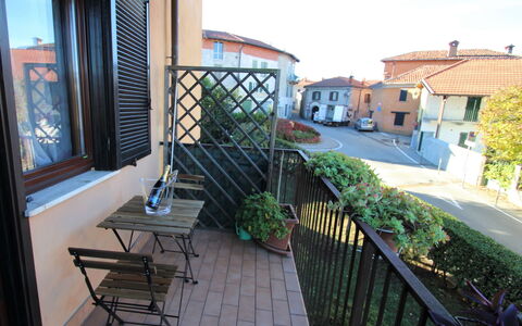 Porto Valtravaglia 115: Pflanze, Eigentum, Möbel, Gebäude, Fenster, Himmel, Blumentopf, Stuhl, Tabelle, Zimmerpflanze