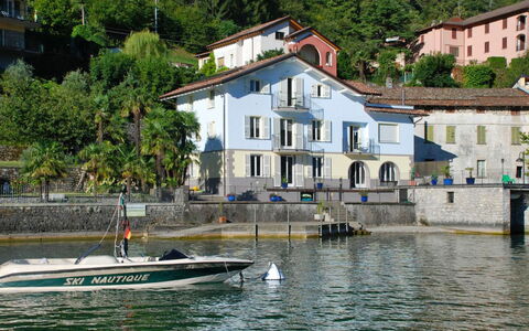 Osteno 1: Wasser, Gebäude, Fenster, Boot, Watercraft, Baum, See, Haus, Gewässer, Küsten Und Ozeanische Forms