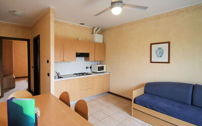 Garda Resort 150.4: Zimmer, Möbel, Eigentum, Interior Design, Gebäude, Decke, Wand, Haus, Fussboden, Wohnzimmer