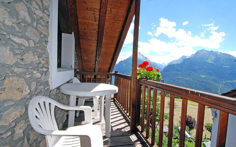 St Nicolas 100: Eigentum, Balkon, Haus, Veranda, Zimmer, Geländer, Gebäude, Grundeigentum, Hütte, Urlaub