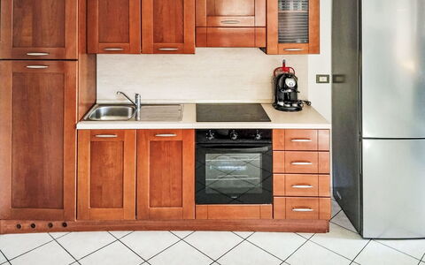Ville sur Sarre: Küchengerät, Major Appliance, Cabinetry, Holz, Küche, Flooring, Möbel, Schrank, Fussboden, Interior Design