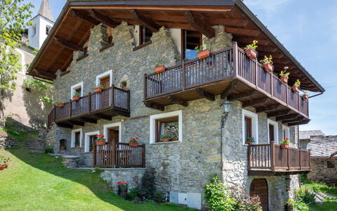 Ville sur Sarre: Pflanze, Himmel, Eigentum, Fenster, Gebäude, Haus, Baum, Hütte, Holz, Wohngebiet