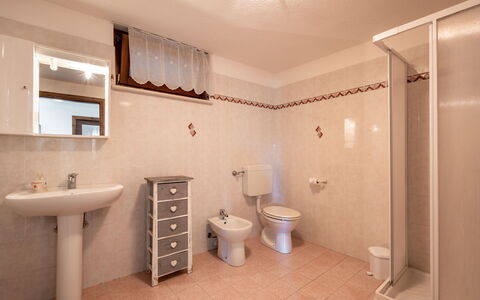 Ville sur Sarre: Spiegel, Armatur, Eigentum, Sinken, Gebäude, Zapfhahn, Bad Sink, Badezimmer, Badezimmerschrank, Interior Design